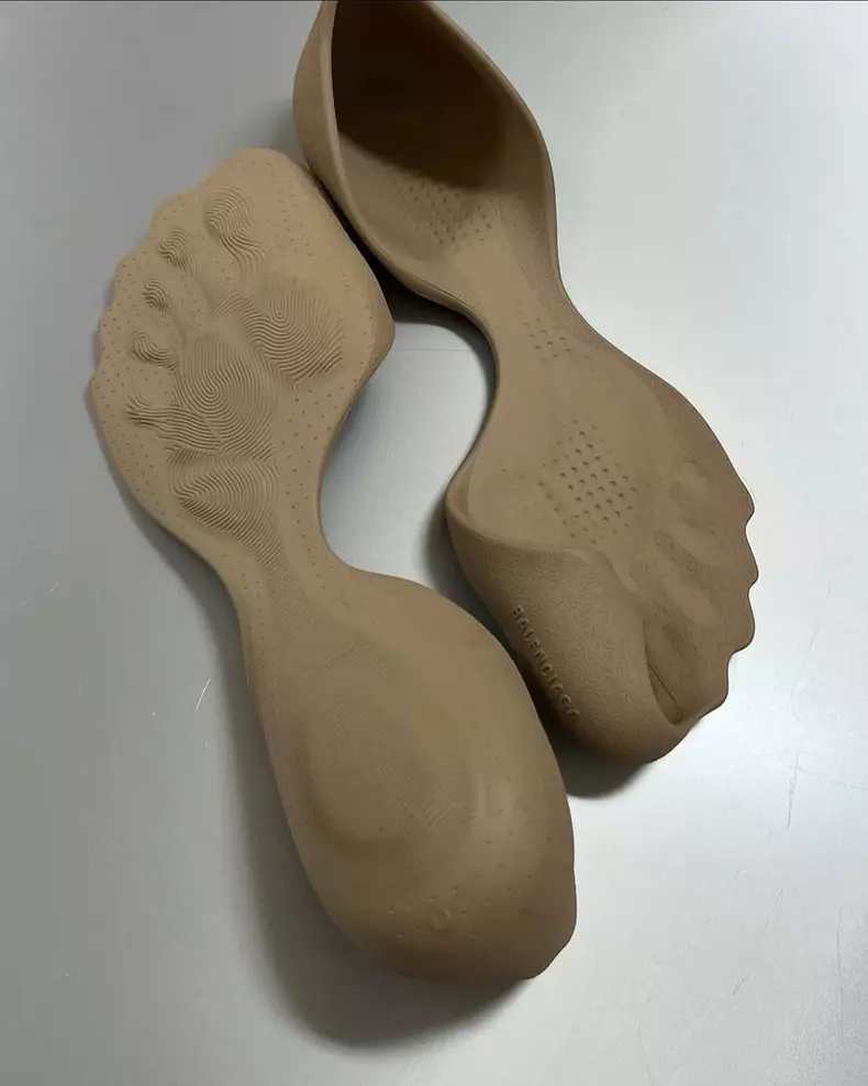 Pantofii zero sau desculți de la Balenciaga (3)