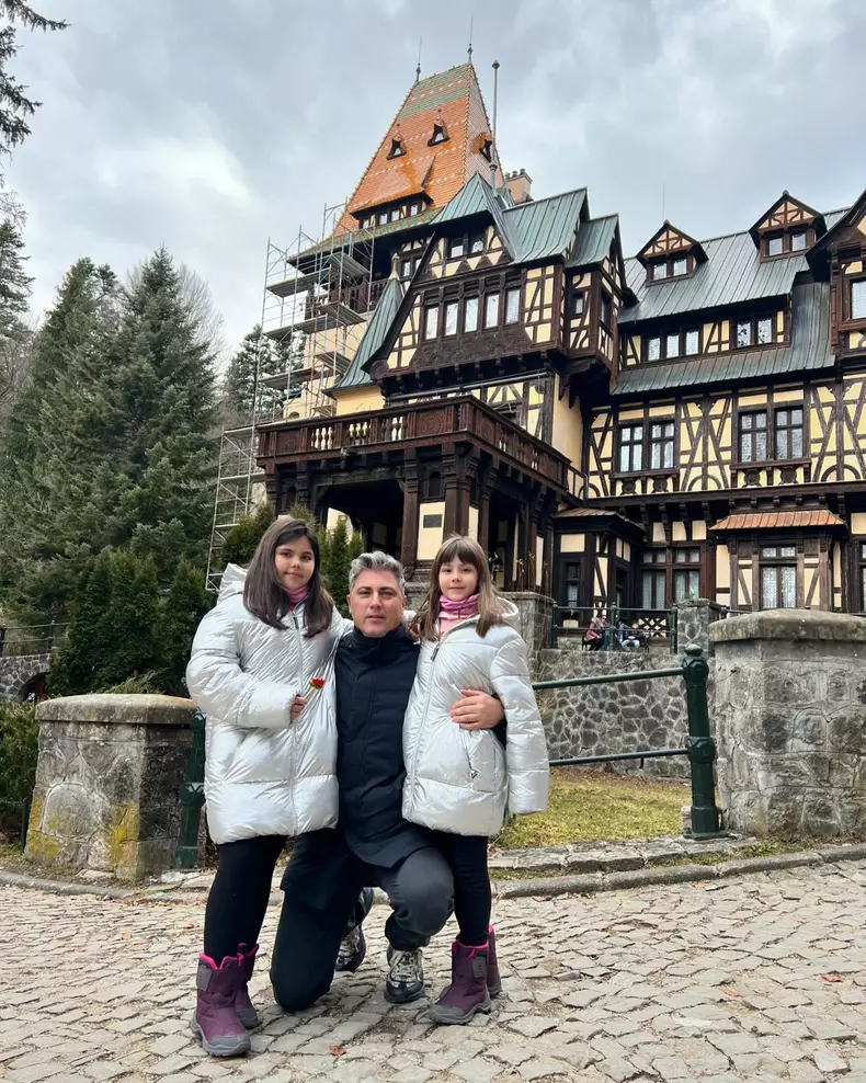 alexandru ciucu cu fetele la castel