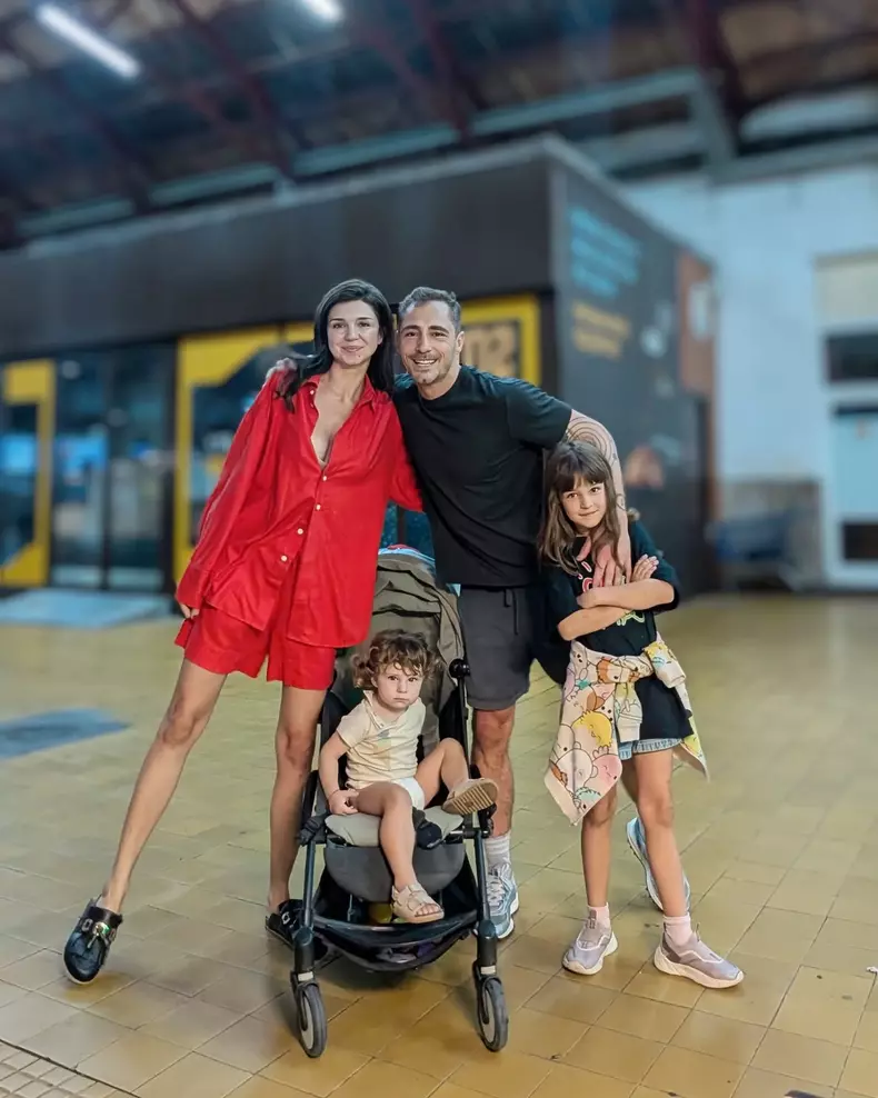 Alice Cavaleru, Vladimir Drăghia și fiicele lor, Zora și Alegra (6)