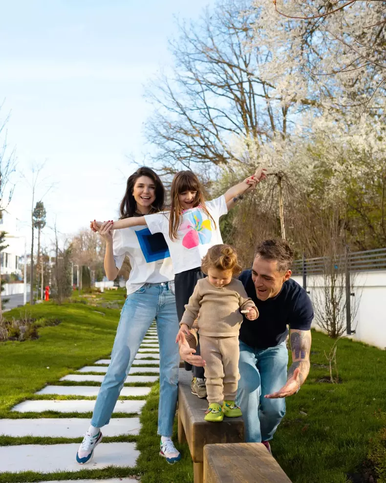 Alice Cavaleru, Vladimir Drăghia și fiicele lor, Zora și Alegra (7)
