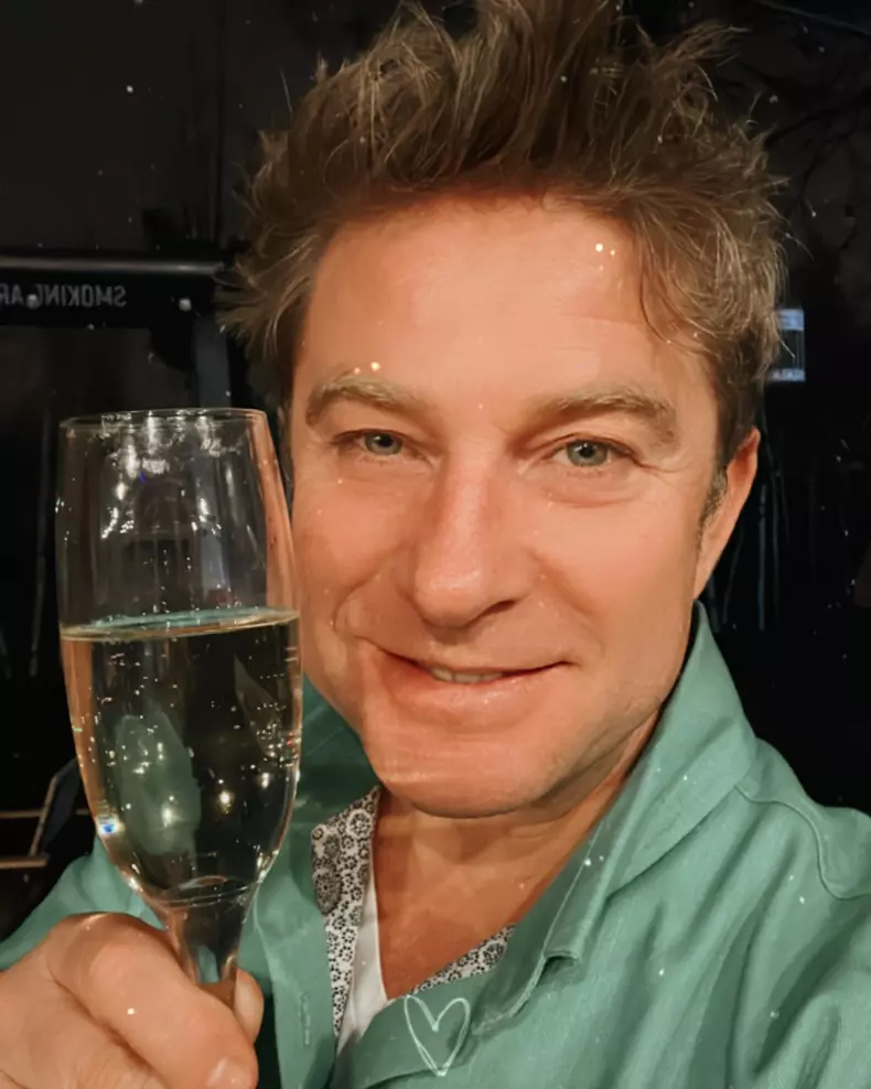 pavel bartos cu un pahar de sampanie