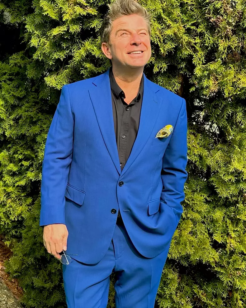 pavel bartos in costum albastru