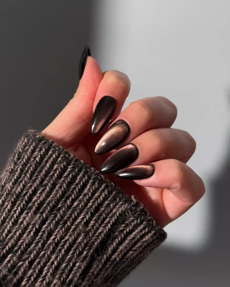 Unghii cat-eye