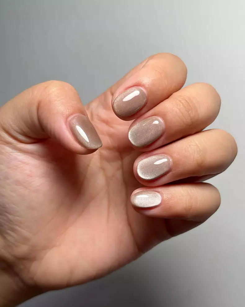 Unghii cat-eye