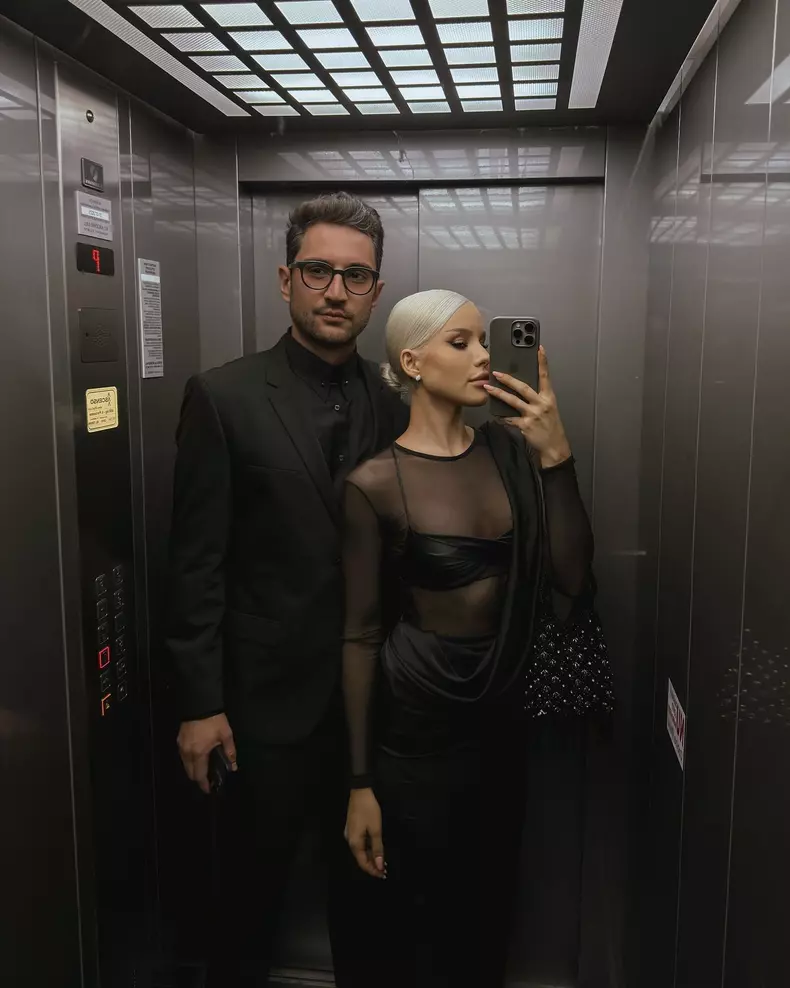 carmen grebenisan is iubitul selfie