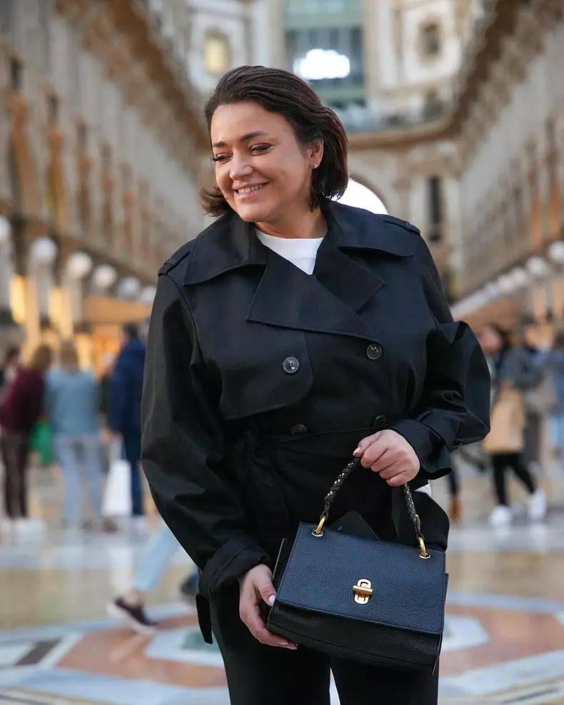 cristina batlan in negru