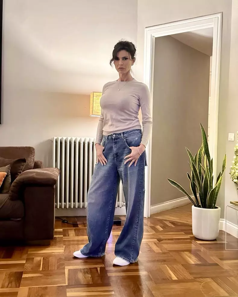 O zi plăcută vă doresc. Mă pregătesc de filmare și ador acest jeans Icon Denim Los Angeles #filmare #Icon Denim Los Angeles