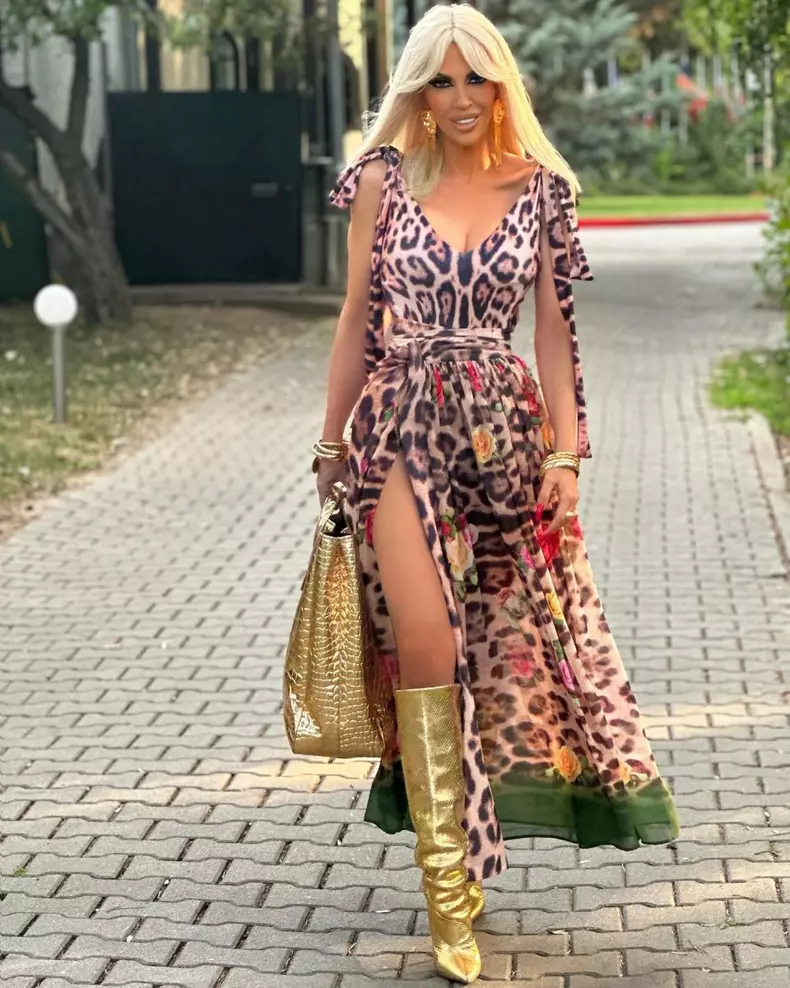raluca badulescu rochie decoltata
