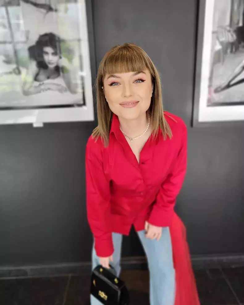alexandra ungureanu in camasa rosie