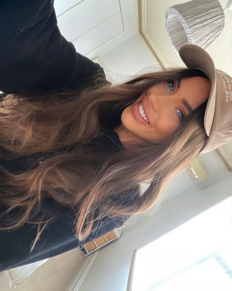 danielle mansutti cu sapca