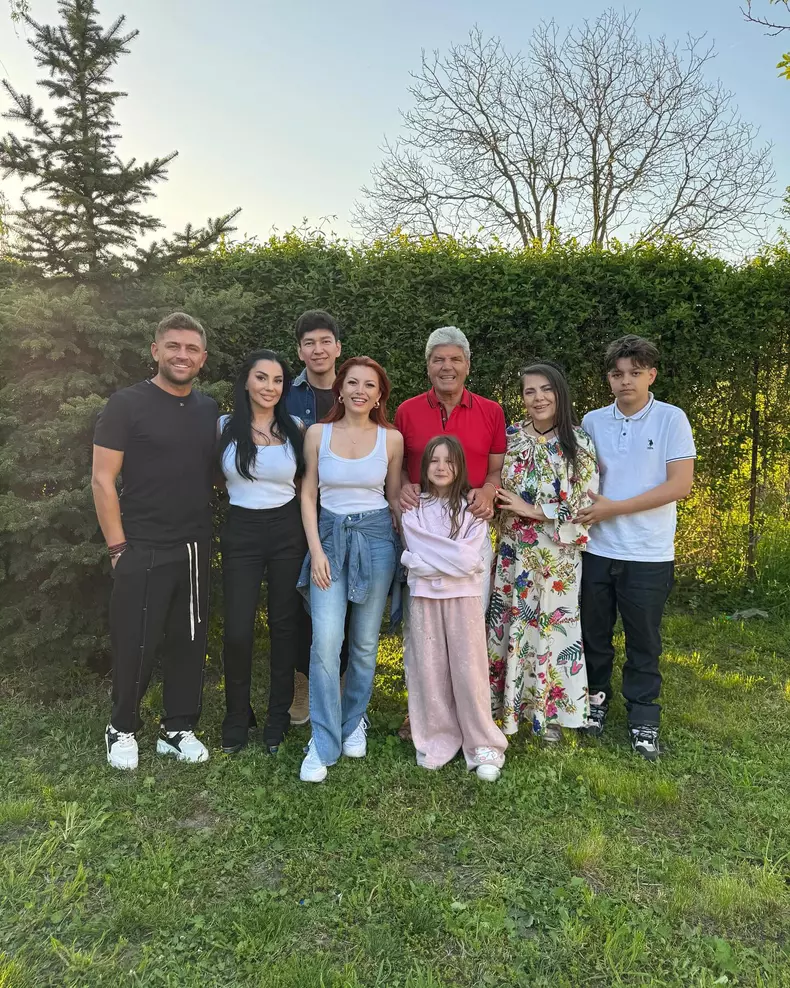 Elena Gheorghe cu soțul ei, Cornel Ene, copiii lor, Amelie și Nicholas, părinții ei, Mărioara Man Gheorghe și Gheorghe Gheorghe, fratele și nora ei, Costin Gheorghe și Maria Cușu