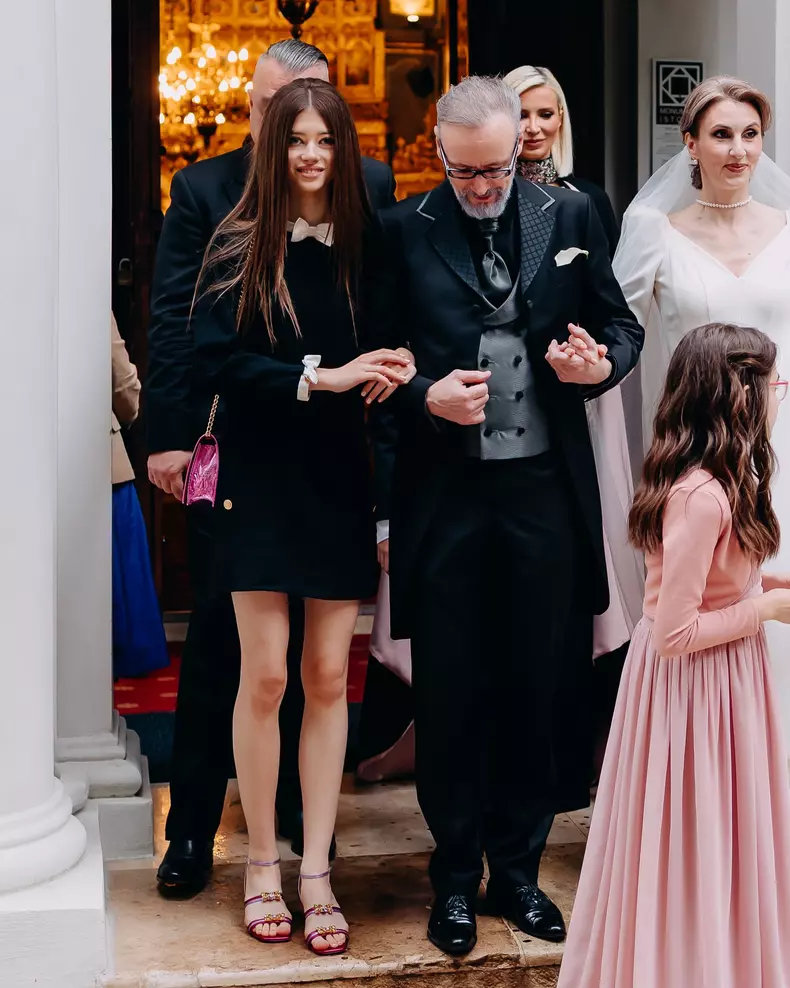 Mikaela Albu la nunta tatălui ei, Mihai Albu, cu Elena Nechifor (1)