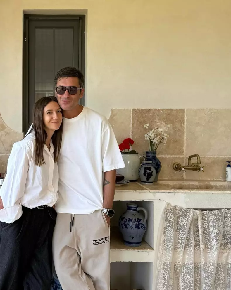 Adela Popescu și Radu Vâlcan în casa lor de la Șușani