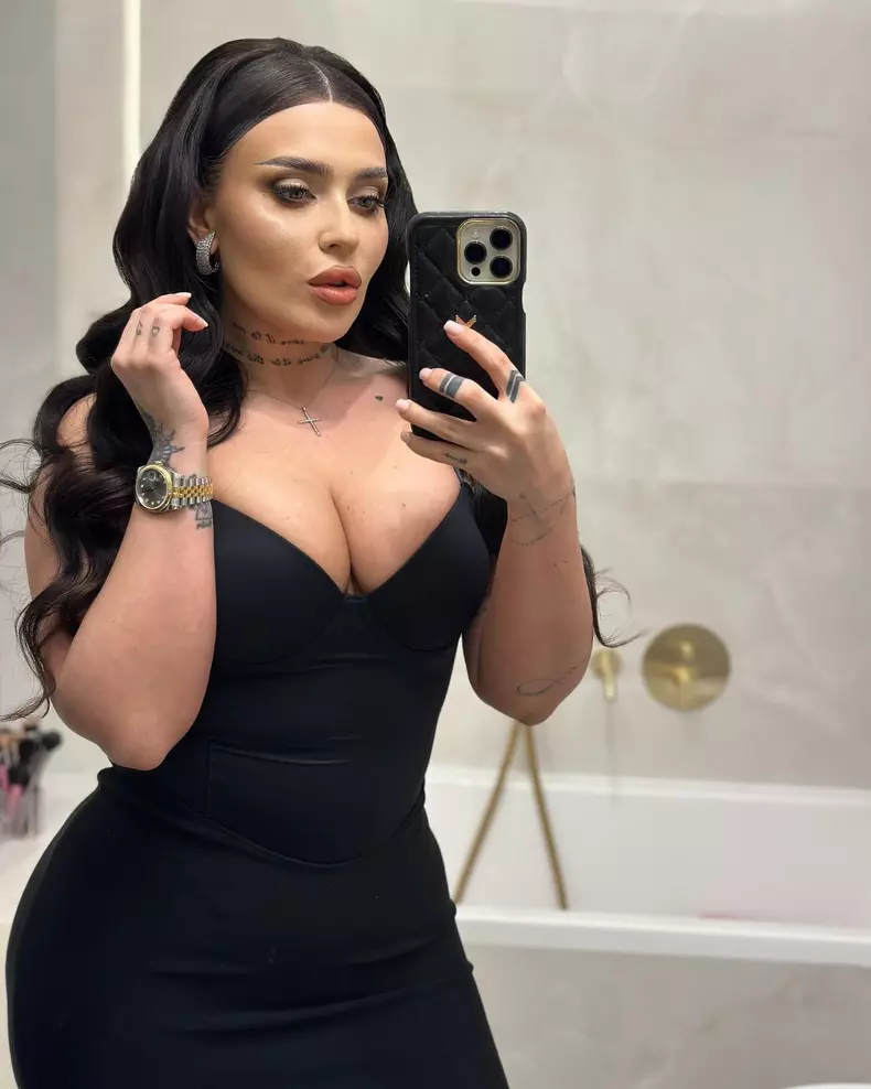 oana radu in negru