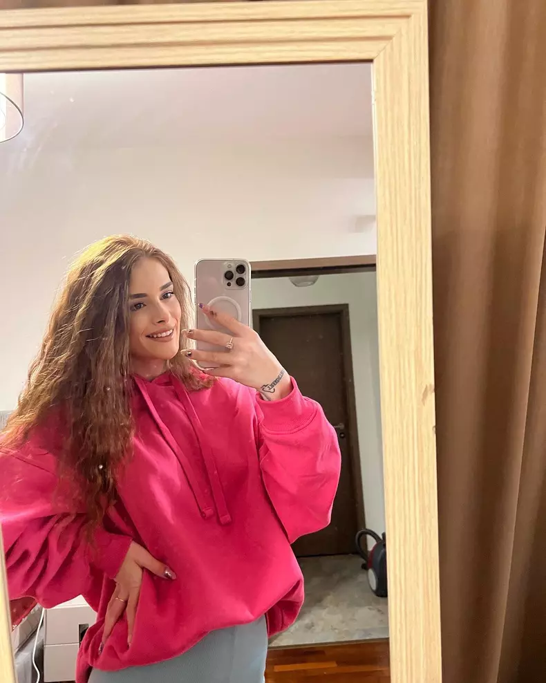 teodora marcu selfie