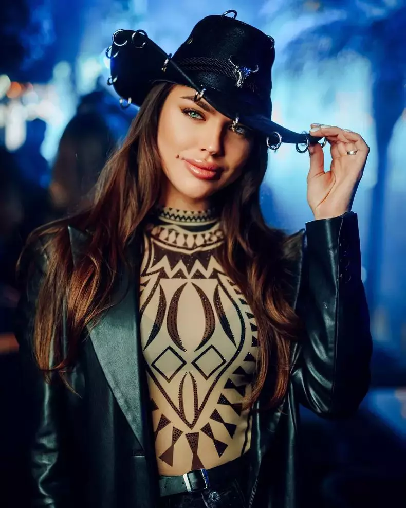 cristina cu palarie