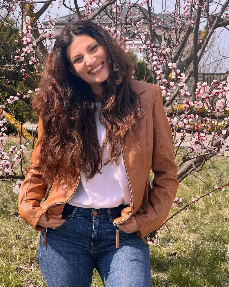 ioana ginghina cu un copac inflorit