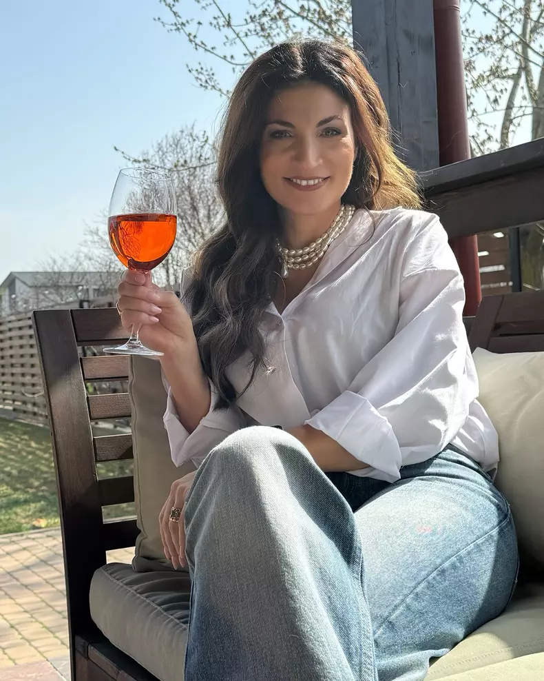 ioana ginghina cu un pahar
