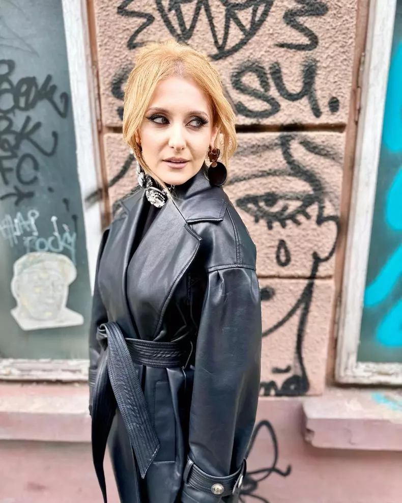 alina sorescu in haina neagra