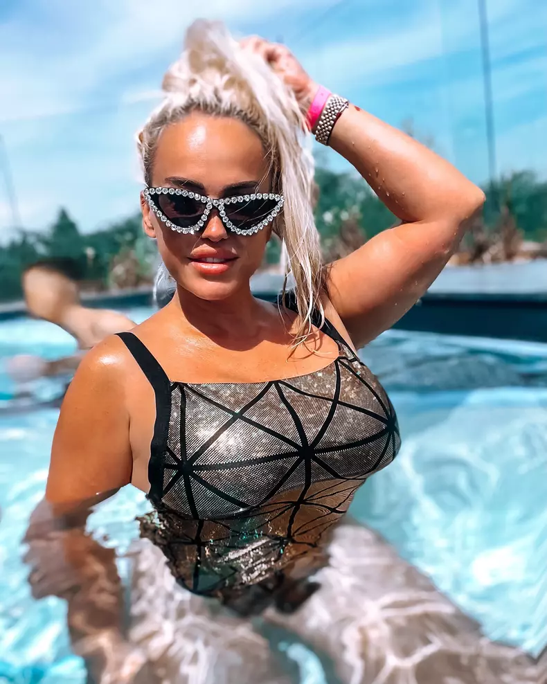 anda adam la piscina