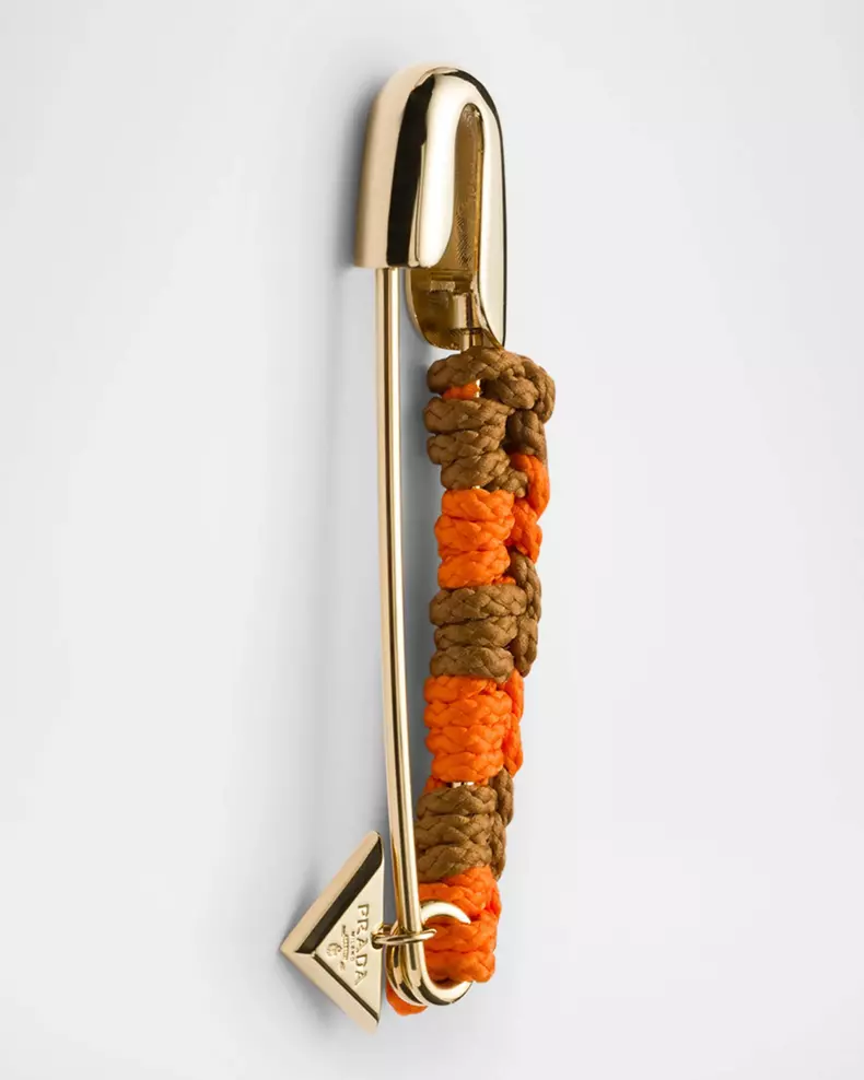 Broșă Prada în formă de ac de siguranță cu detaliu brodat în culorile maro și portocaliu