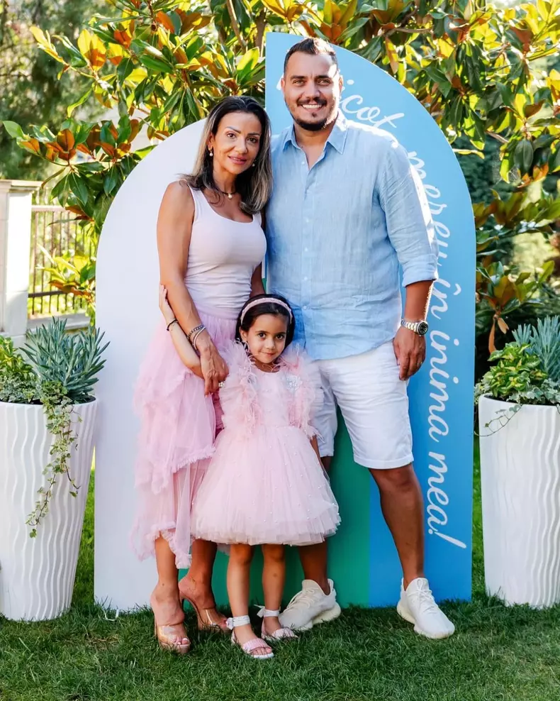 Bursucu, soția lui, Andreea, și fiica lor (1)