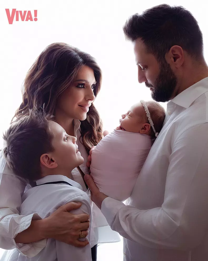 Celia, soțul ei, Ardeli Ancuța, și copiii lor, Angelo și Sara (2)