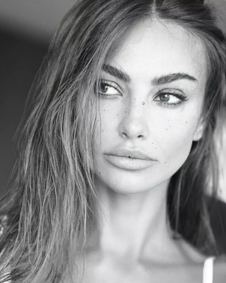 madalina ghenea alb-negru