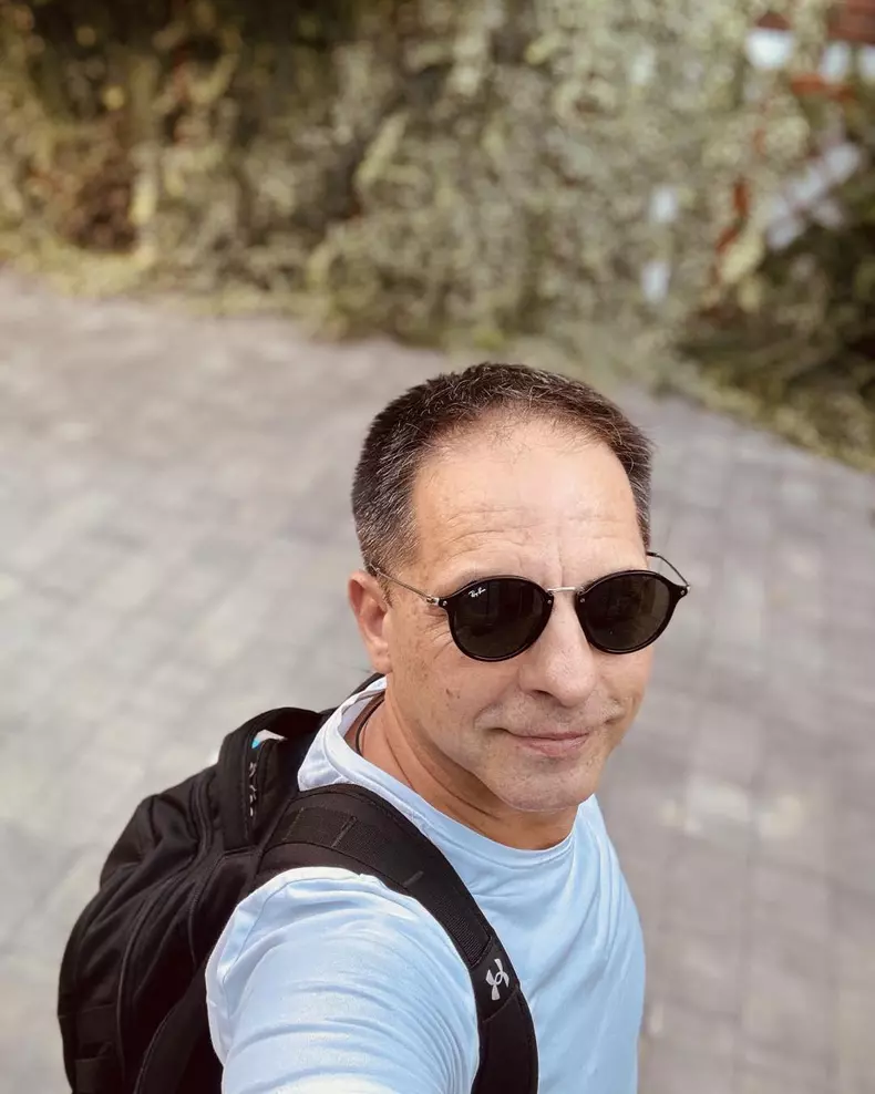 dan negru cu ochelari de soare