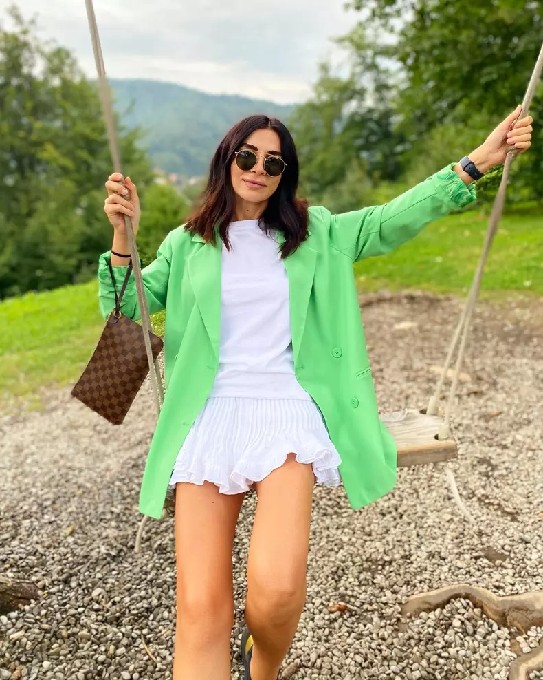 oana frigescu in leagan