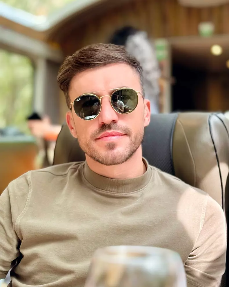 sergiu califar cu ochelari