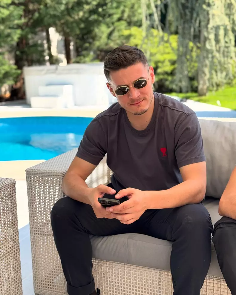 gabriel torje cu ochelari de soare