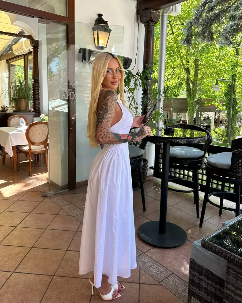 delia salchievici in alb