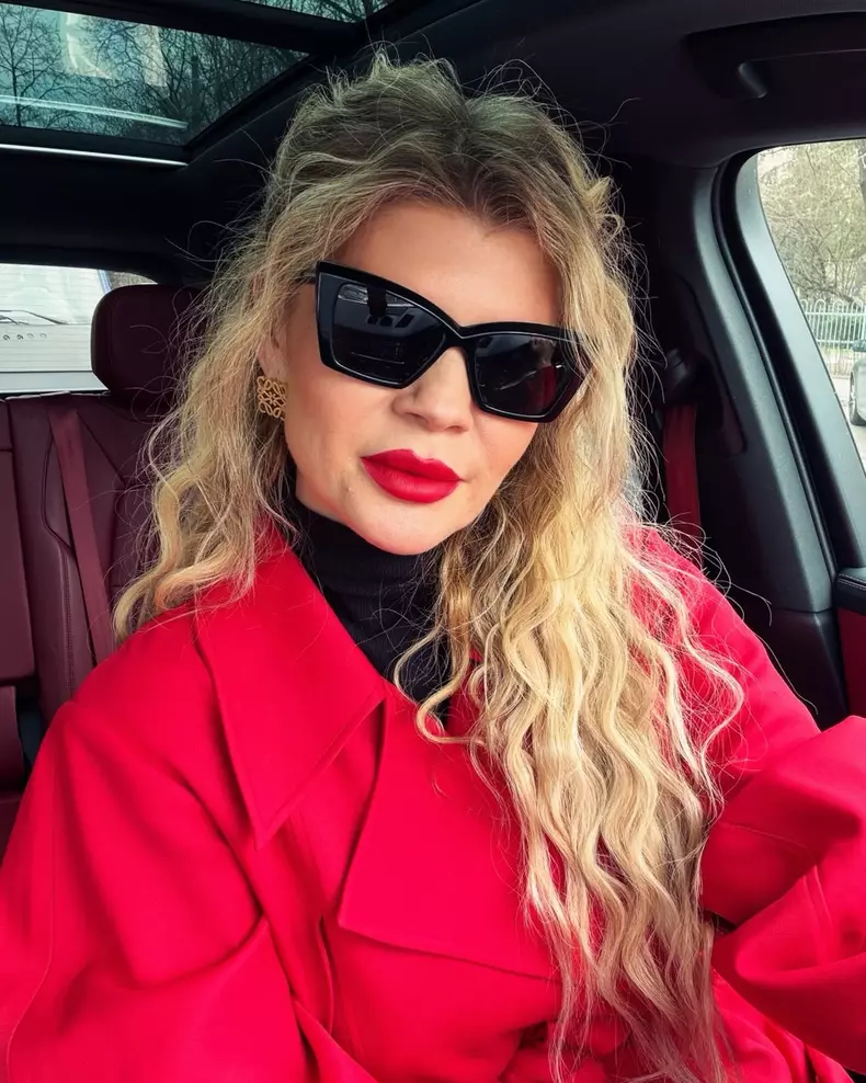 diana matei cu ochelari