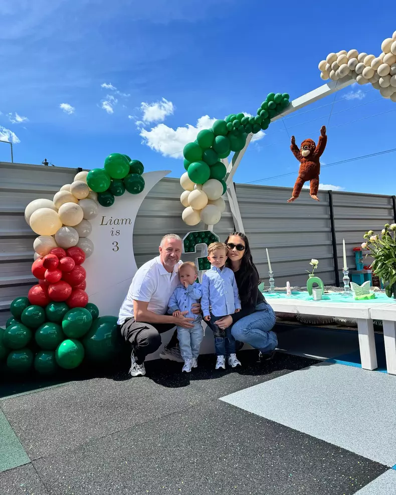 Laurențiu Reghecampf, Corina Caciuc și băieții lor, Liam și Landon (1)