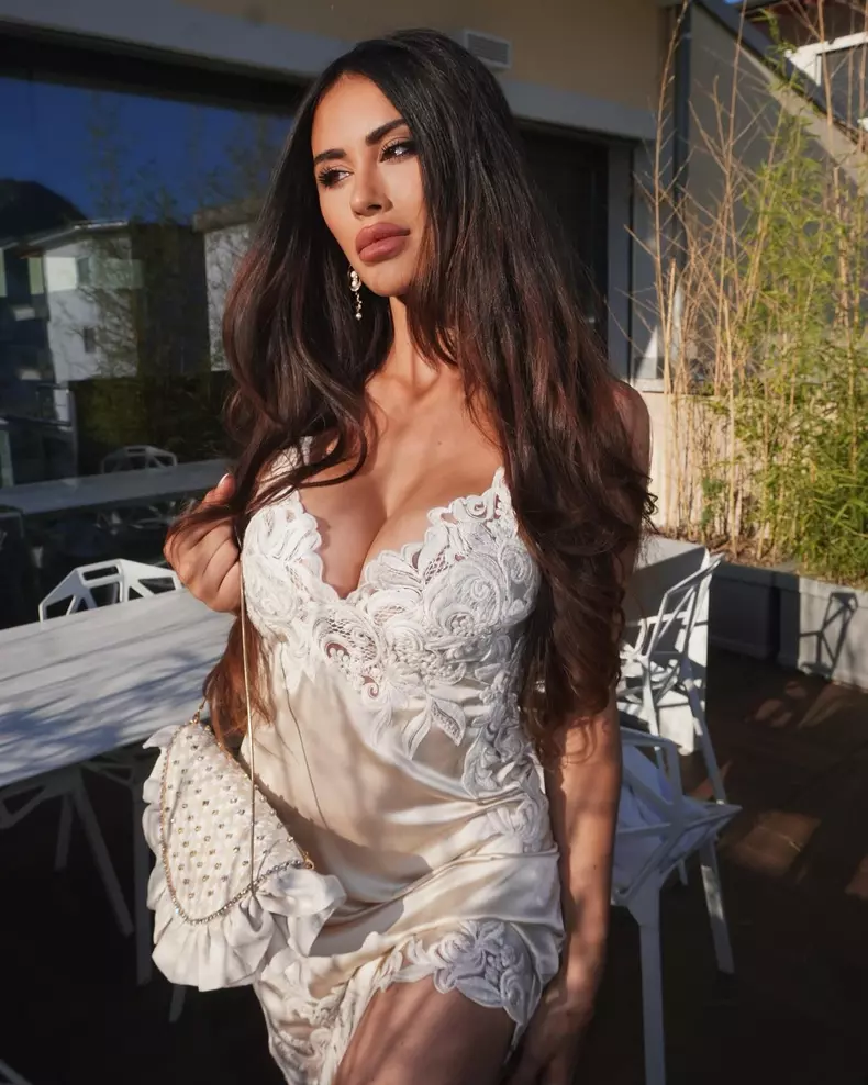 lucia bartoli in alb