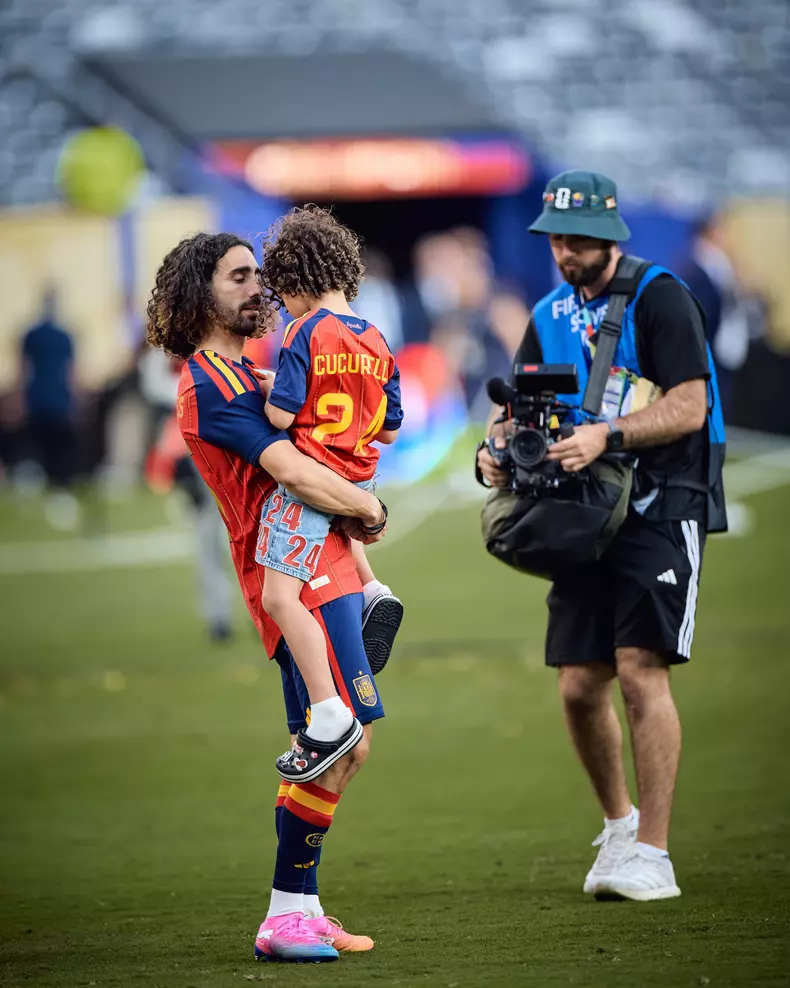 Marc Cucurella și fiul lui, Mateo (2)