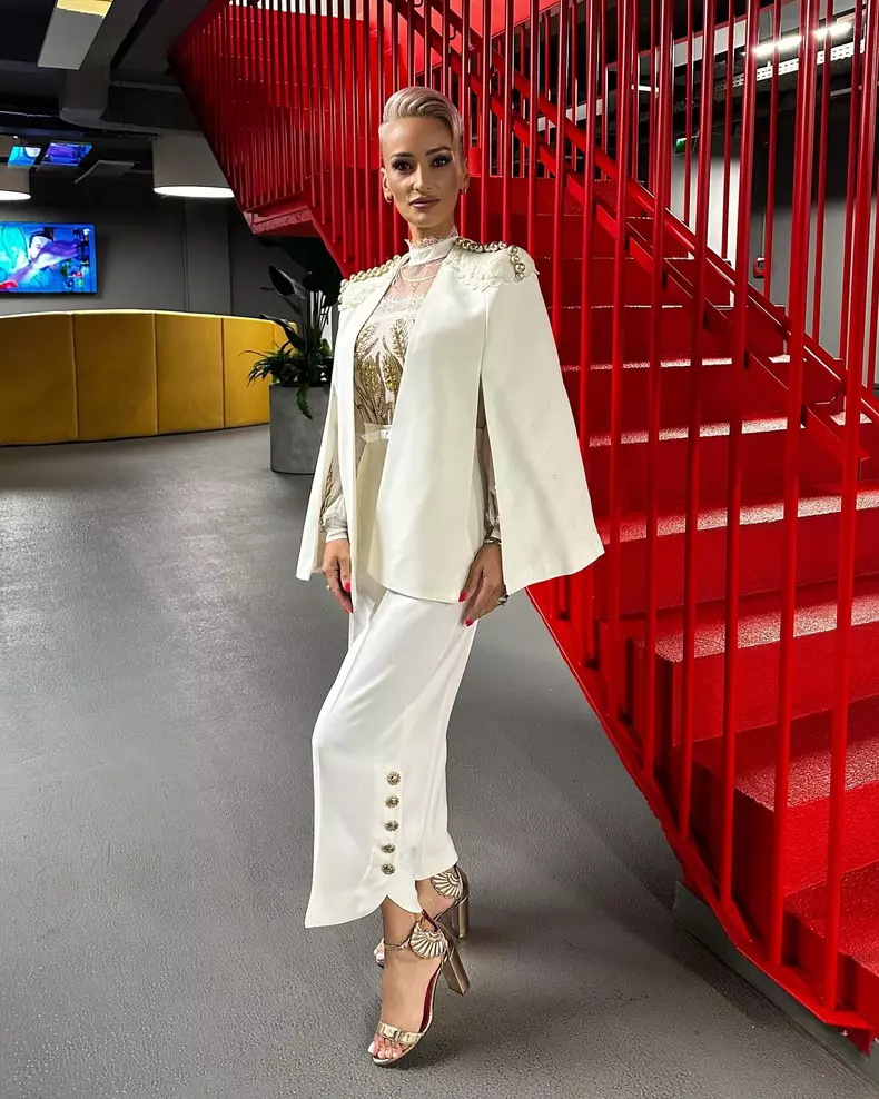 gabriela lucutar in costum alb
