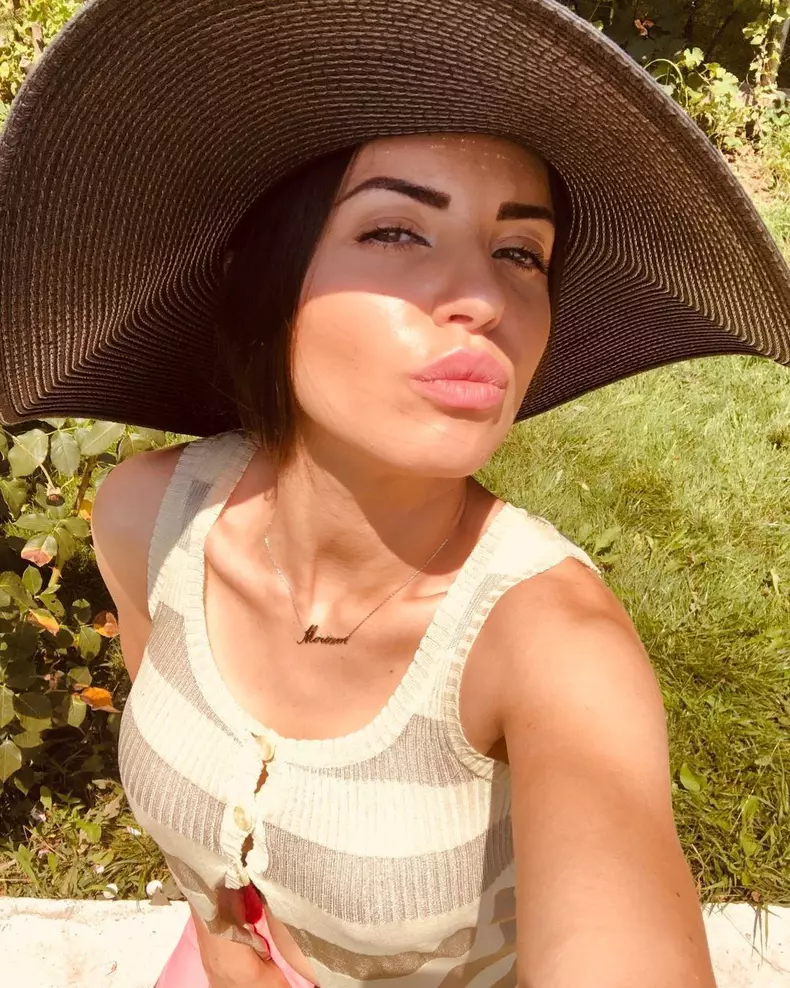 madalina apostol cu palarie