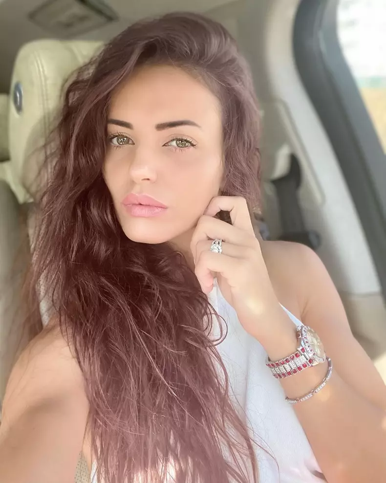 madalina apostol in masina