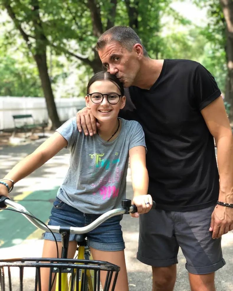 maya pe bicicleta