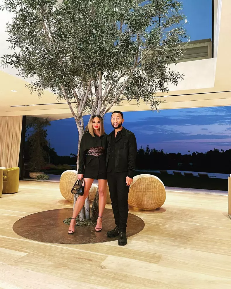 Chrissy-Teigen-de-nerecunoscut-dupa-o-operatie-estetica-Cum-arata-acum-sotia-lui-John-Legend-4