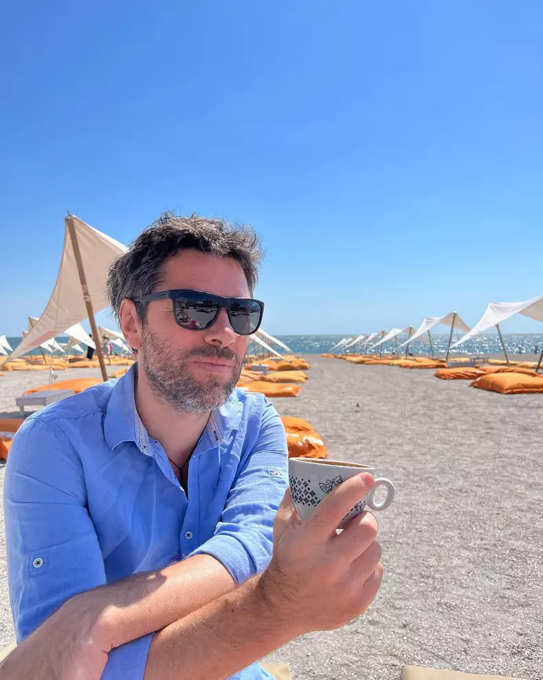 Alex Dima, imagine adorabilă cu bebelușul lui. Vedeta Pro TV a plecat în vacanță. „Un fel de concediu, cu vreo 4-5 treziri pe noapte”