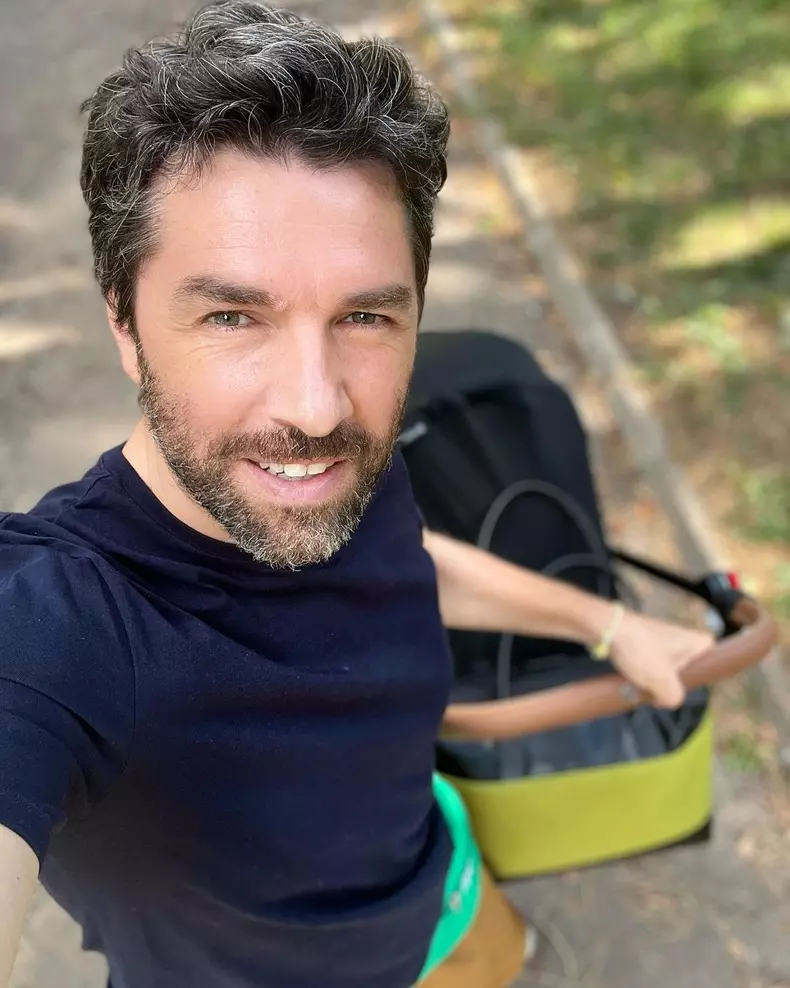 Alex Dima, imagine adorabilă cu bebelușul lui. Vedeta Pro TV a plecat în vacanță. „Un fel de concediu, cu vreo 4-5 treziri pe noapte”