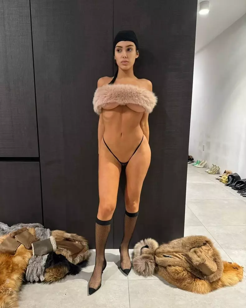 Kanye West îi impune soției să iasă din casă cât mai dezbrăcată 