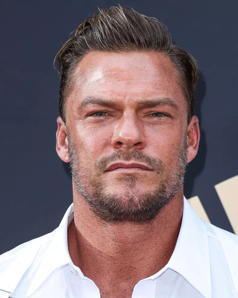 Alan Ritchson, agresat sexual de un fotograf 