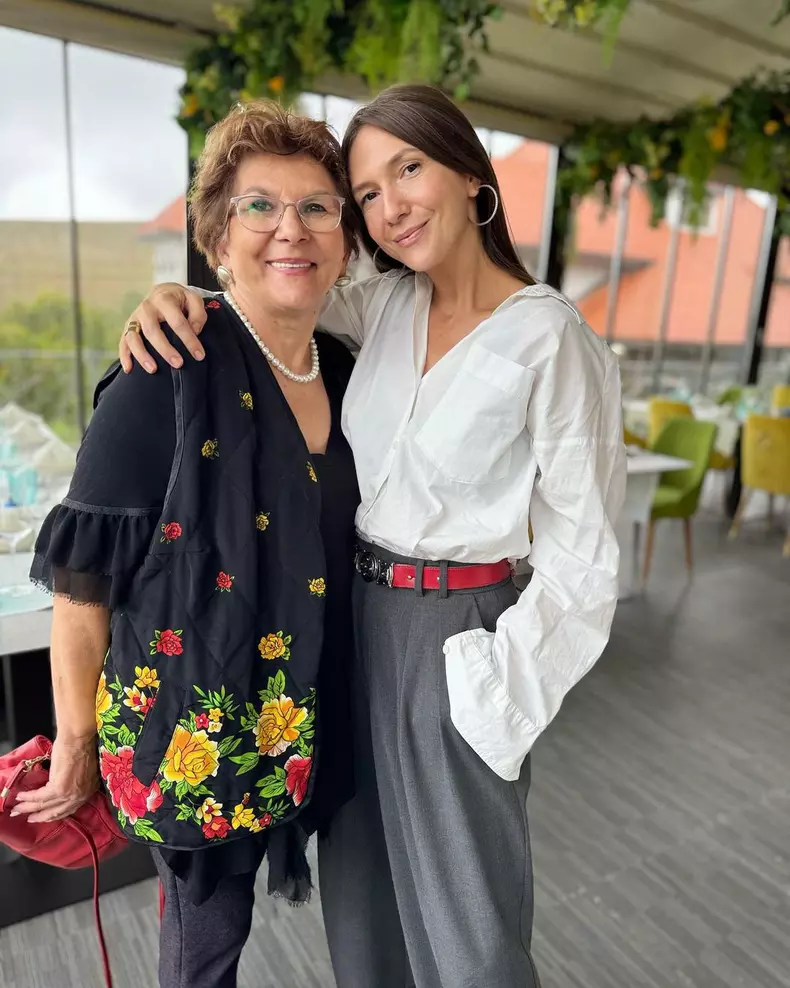 Adela Popescu și mama ei s-au sărbătorit împreună  (6)