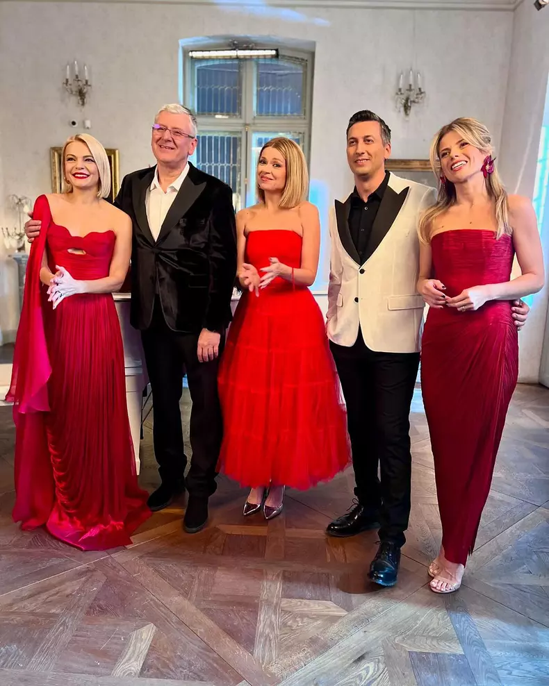 Echipa Știrilor Pro TV în costume populare și ținute festive (6)