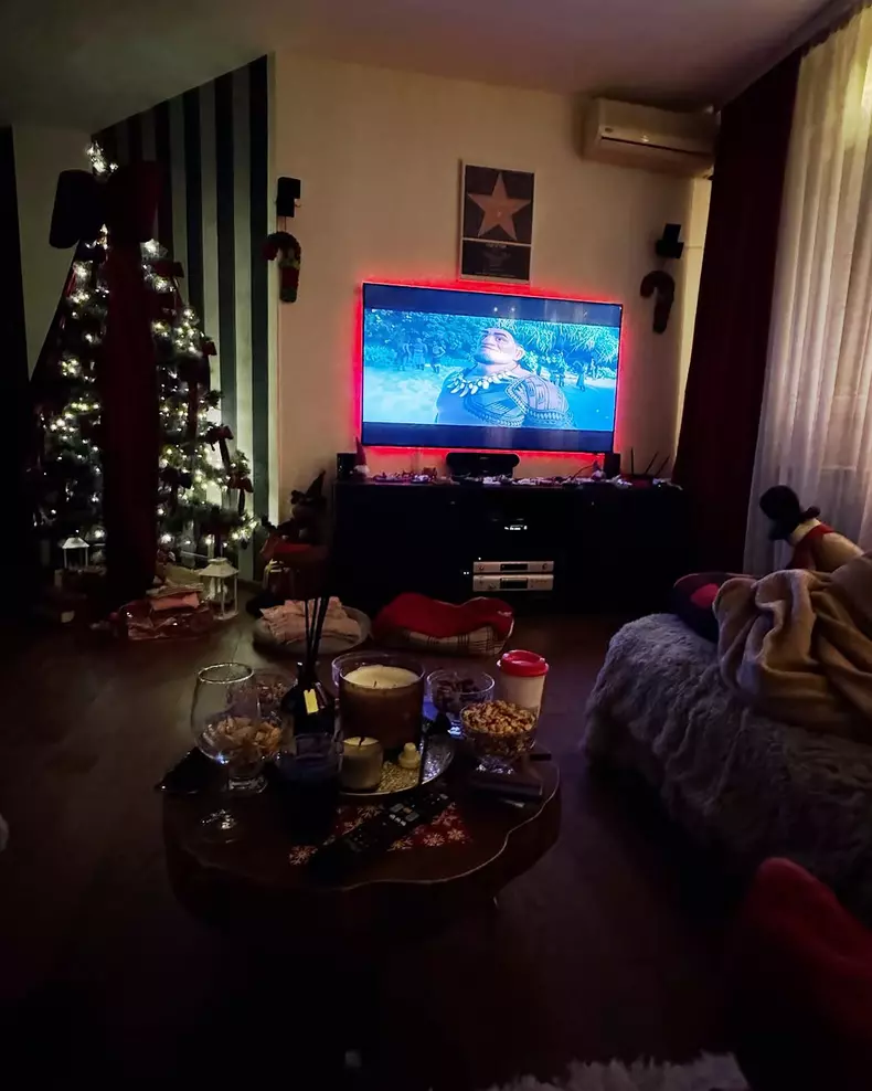 Livingul din casa Giuliei Anghelescu, decorat de Crăciun