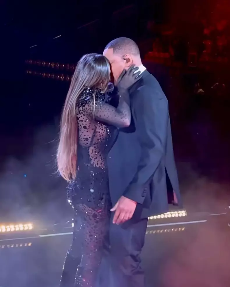 Will Smith si India Martinez pe scena premiilor Lo Nuestro 2025 (2)